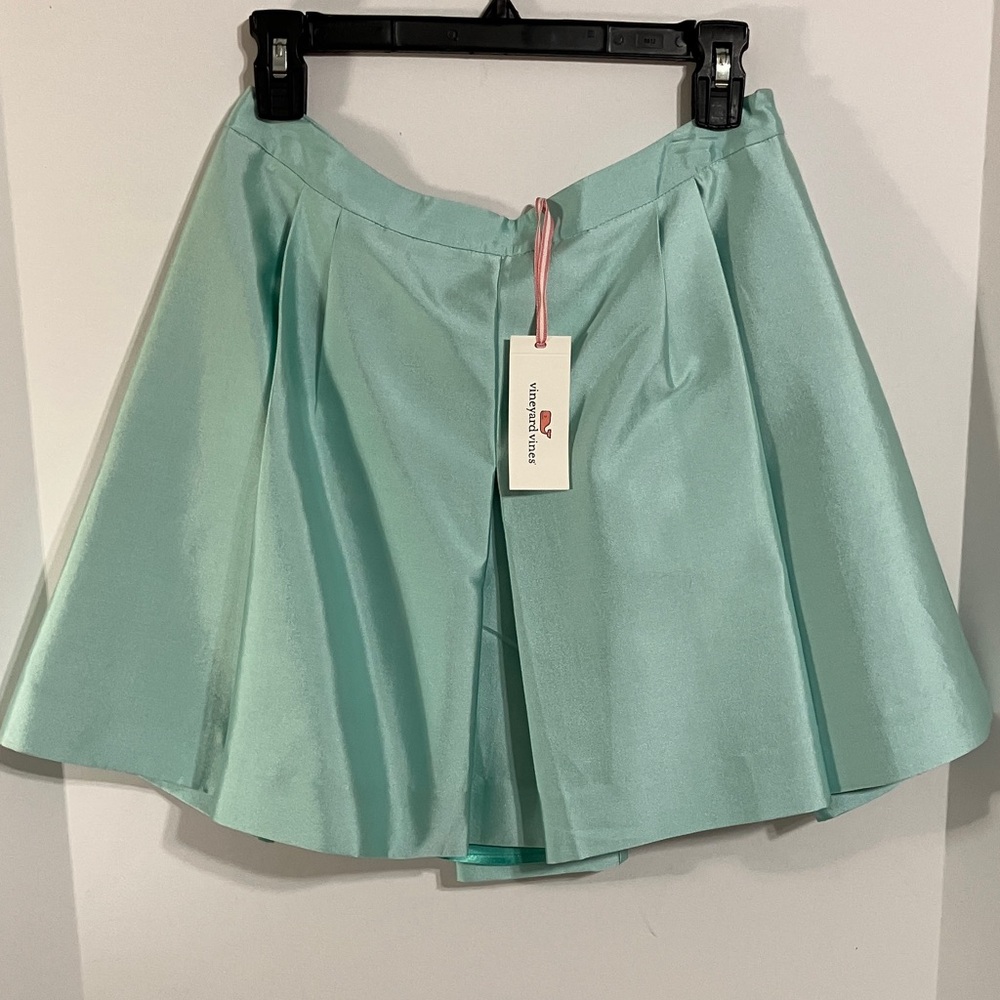 New vineyard vines pleated silk cotton skirt. Size 4. Color is Crystal Blue.
